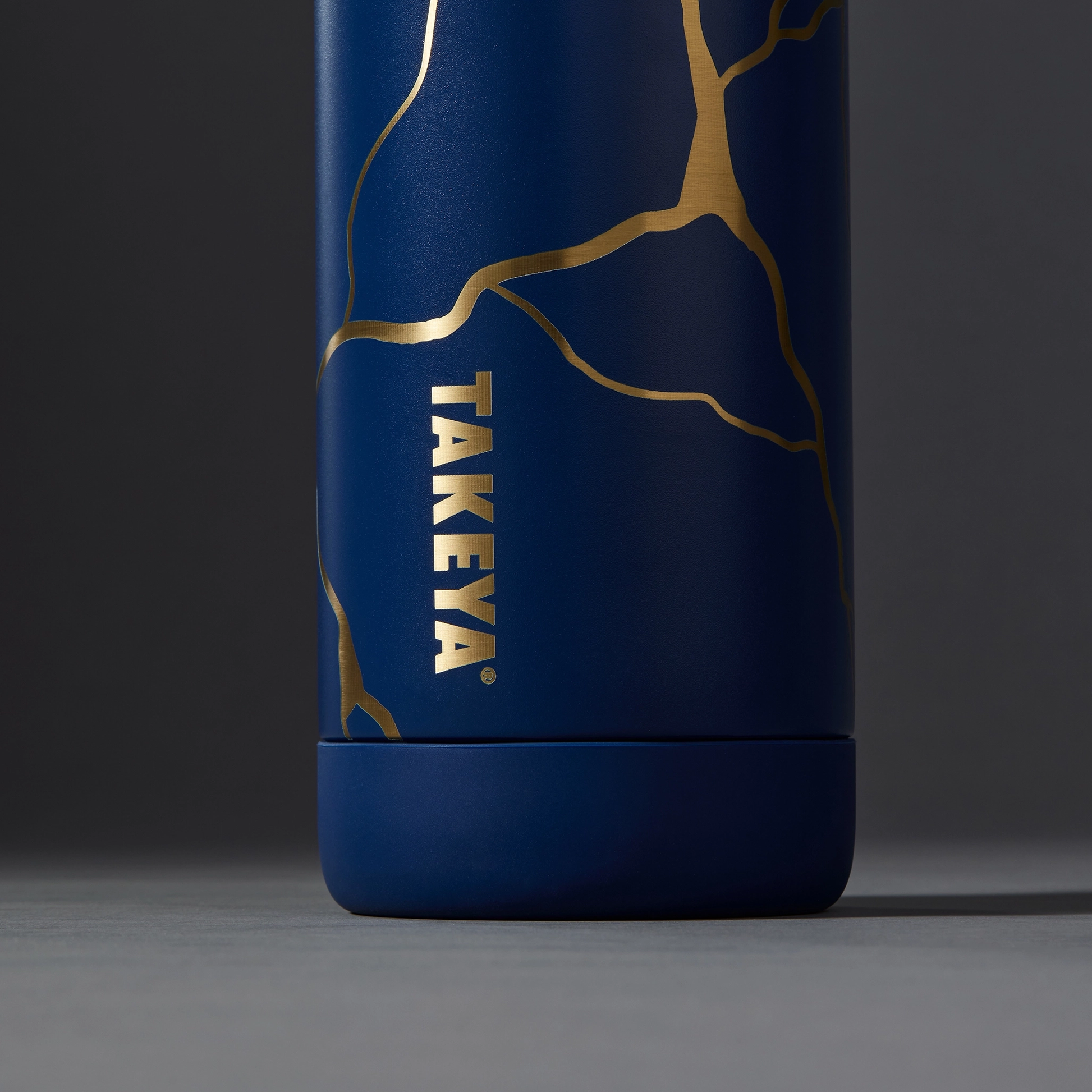 kintsugi-water-bottle-with-spout-lid-q8 51390-TK_HO25_Kintsugi_Takeya9241_Crop.png