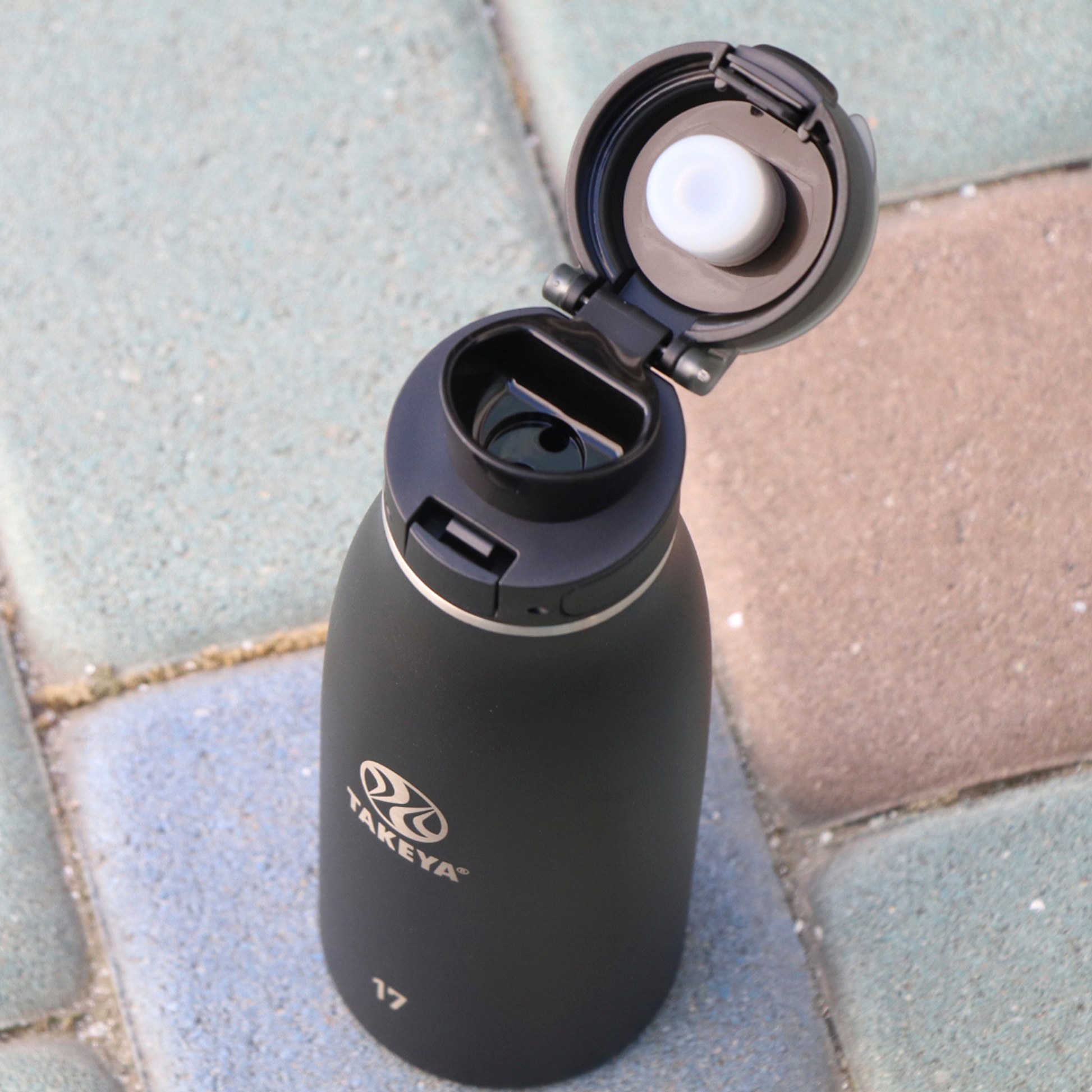 traveler-fliplocktm-lid-f9 96076-R-TravelerLid-Lifestyle-Onyx.png